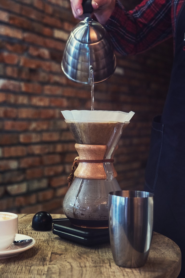 brew-coffee-in-a-Chemex